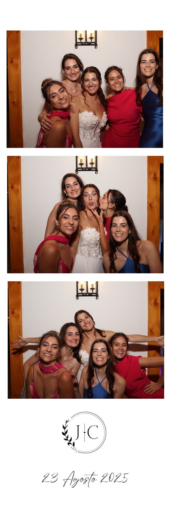 Tira de photobooth com três fotografias: a noiva e quatro convidadas abraçadas, com o monograma do casamento impresso no fundo da tira.