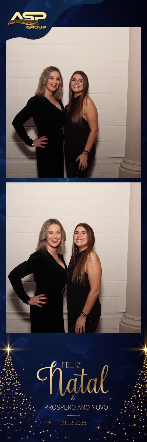 Tira vertical de festa de Natal de empresa: duas convidadas de vestido preto, em moldura azul-marinho e dourada com o logótipo da empresa.